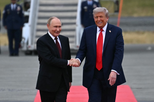 Vladimirs Putins un Donalds Tramps Aļaskā. 