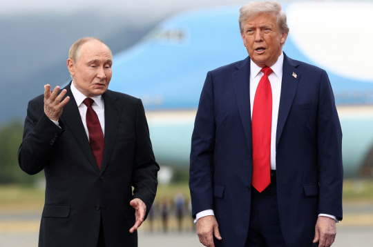 ASV prezidents Donalds Tramps Aļaskā uzņēma Krievijas diktatoru Vladimiru Putinu, kuram šis bija pirmais brauciens uz rietumvalstīm kopš 2022. gadā sāktā pilna mēroga iebrukuma Ukrainā. Trampa solis ir mazinājis Krievijas starptautisko izolāciju, bet nav skaidrs, vai tas ir pietuvinājis mieru Ukrainā.