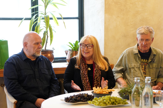 Mūziķis Jānis Bukums (no kreisās), festivāla "Bildes" rīkotāja Tija Auziņa un mūziķis Andris Freidenfelds (Fredis) piedalās preses konferencē, kurā informē par mūzikas un mākslas festivālu "Bildes 2025".