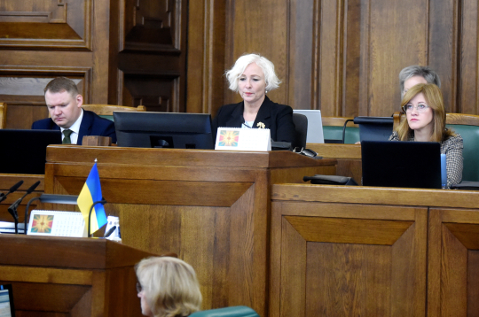 Saeimas sekretārs Edvards Smiltēns (no kreisās), Saeimas priekšsēdētāja Daiga Mieriņa, Saeimas priekšsēdētājas biedre Zanda Kalniņa-Lukaševica  piedalās Saeimas ārkārtas sēdē.