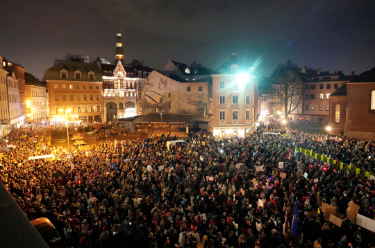 Doma laukumā notiek protests "Nosargāsim Māti Latviju" pret izstāšanos no Eiropas Padomes Konvencijas par vardarbības pret sievietēm un vardarbības ģimenē novēršanu un apkarošanu (Stambulas konvencijas).