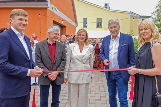 Šovasar abiem atjaunotajiem namiem sarīkota atklāšana. Attēlā: svinīgajā atklāšanas brīdī – Zinta un Ģirts Štekerhofi (no labās
vidū), viņu vecākais dēls Kārlis (pirmais no kreisās) un vedekla Madara (pirmā no labās).