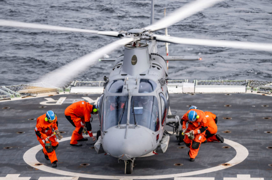 Helikopters HKP15 nolaižas uz patruļkuģa "Carlskrona" klāja. "Carlskrona" ir viens no Zviedrijas kuģiem, kas 2025. gada februārī piedalījās NATO operācijā "Baltic Sentry", kuras mērķis ir demonstrēt NATO spēku klātbūtni Baltijas jūrā un uzraudzīt tās kritisko zemūdens infrastruktūru. Helikopters HKP15 nolaižas uz patruļkuģa "Carlskrona" klāja. "Carlskrona" ir viens no Zviedrijas kuģiem, kas 2025. gada februārī piedalījās NATO operācijā "Baltic Sentry", kuras mērķis ir demonstrēt NATO spēku klātbūtni Baltijas jūrā un uzraudzīt tās kritisko zemūdens infrastruktūru.