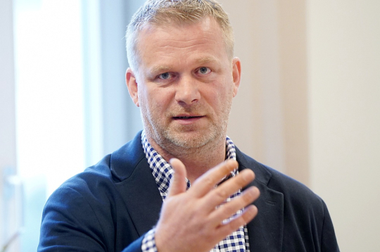 Eiropas Parlamenta deputāts Reinis Pozņaks uzskata, ka apstiprinātais ziņojums kalpos kā stratēģisks ceļvedis, lai palīdzētu ES efektīvi reaģēt uz pieaugošajiem dronu kara draudiem.