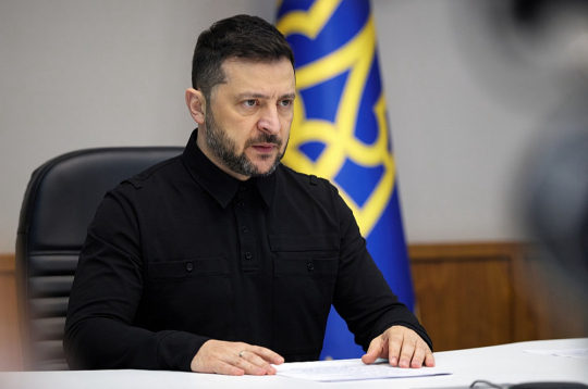 Ukrainas prezidents Volodimirs Zelenskis amatā ir kopš 2019. gada. Kārtējās prezidenta vēlēšanas Ukrainā 2024. gadā nācās atlikt pilna mēroga Krievijas iebrukuma dēļ. Ukrainas prezidents Volodimirs Zelenskis amatā ir kopš 2019. gada. Kārtējās prezidenta vēlēšanas Ukrainā 2024. gadā nācās atlikt pilna mēroga Krievijas iebrukuma dēļ.