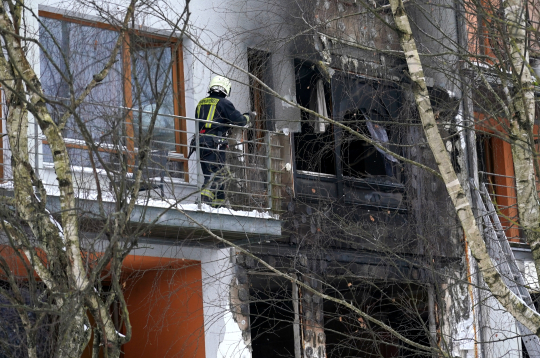 Ugunsgrēka likvidēšanas darbi dzīvojamā mājā Ķekavas novada Ķekavas pagasta Krustkalnu ciemā, kur 16. janvāra rītā izcēlās ugunsgrēks. Ugunsgrēka likvidēšanas darbi dzīvojamā mājā Ķekavas novada Ķekavas pagasta Krustkalnu ciemā, kur 16. janvāra rītā izcēlās ugunsgrēks.