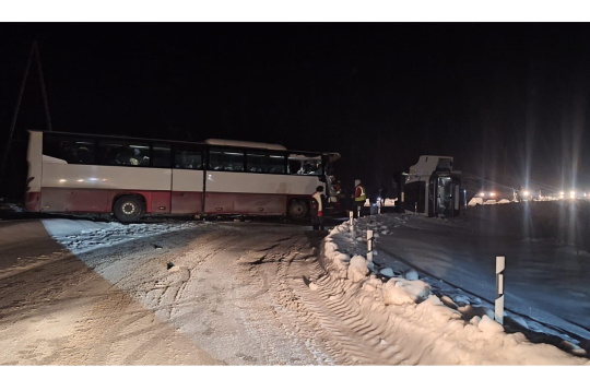 Pie Apšupes krustojuma ar Liepājas šoseju notikusi kravas auto un autobusa sadursme.