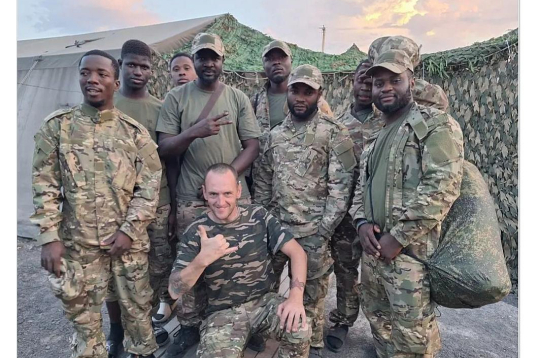 Afrikāņu algotņus apmāca bijušais britu karavīrs Bendžamins Stimsons, kurš jau 2015. gadā pievienojās Krievijas atbalstītajām bandām Austrumukrainā.