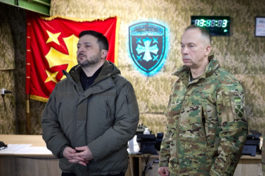 Volodimirs Zelenskis un nu jau bijušais Ukrainas armijas virspavēlnieks Oleksandrs Sirskis. Volodimirs Zelenskis un nu jau bijušais Ukrainas armijas virspavēlnieks Oleksandrs Sirskis.