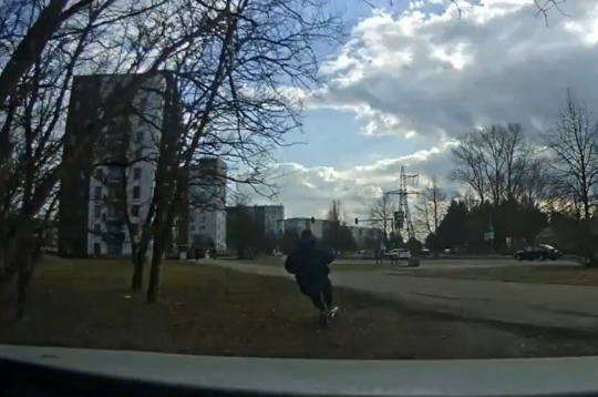 Bēgošais elektroskrejriteņa vadītājs.