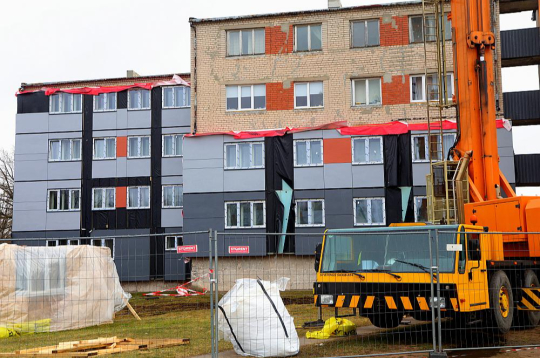 Pēc fasādes atjaunošanas ar rūpnieciski ražotajiem koka karkasa paneļiem no baltajiem silikātķieģeļiem celtais nams Valkā, Tirgus ielā 12, iegūs pavisam citu izskatu.