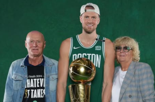 Kristaps Porziņģis kopā ar vecākiem Tāli un Ingrīdu.