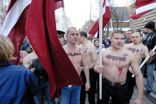 "Visu Latvijai!" jauniešu pikets pie Saeimas 2007. gada 8. februārī Raivja Dzintara vadībā. Puiši pusstundu stāvēja mīnuss 17 grādu salā un protestēja pret Abrenes atdošanu Krievijai.
