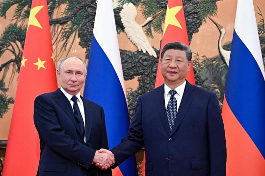 Krievijas diktators Vladimirs Putins (no kreisās) un Ķīnas prezidents Sji Dzjiņpins Šanhajas Sadarbības organizācijas samitā Tiandzjiņā pagājušā gada septembrī.