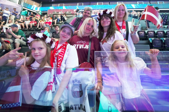 Latvijas hokeja izlases līdzjutēji 2026. gada pasaules hokeja čempionāta spēlē starp Latvijas un Norvēģijas valstsvienībām Frībūrā.