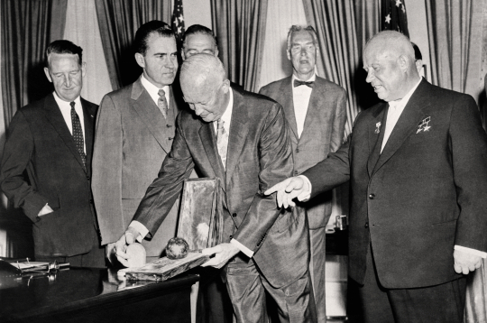 1959. gada 15. septembrī Padomju Savienības Komunistiskās partijas pirmais sekretārs Ņikita Hruščovs (pa labi) Vašingtonā pasniedz ASV prezidentam Dvaitam D. Eizenhaueram (centrā) pirmā Zemes mākslīgā pavadoņa “Sputņik” repliku, kamēr ASV viceprezidents Ričards Niksons (otrais no kreisās) vēro notiekošo.