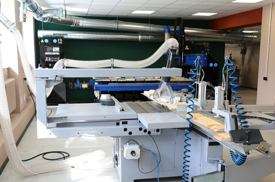 Laboratorijā šobrīd izvietotas astoņas dažādas iekārtas, kas ļauj nodrošināt augstu precizitāti. Attēlā: formātripzāģis.