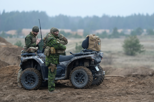 NATO Daudznacionālās brigādes Latvijā mācību "Resolute Warrior" tanku un smagās artilērijas manevru un kaujas šaušanas vingrinājums Ādažu poligonā.