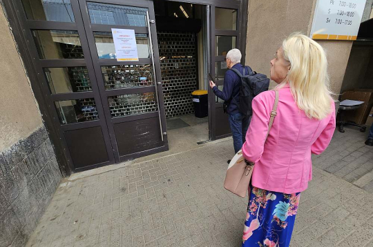 Šodien Centrāltirgus gaļas paviljona ieejai priekšā restes, taču daudzi pircēji par to nav informēti un cenšas paviljonā iekļūt kā ierasts. Pēkšņais lēmums pārtraukt gaļas tirdzniecību, neierādot tirgotājiem citas tirdzniecības vietas, viņiem ir jaunums.