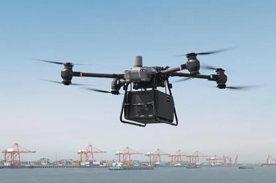 Kaujas drons nereti atgādina lielu dronu vai nelielu lidmašīnu. Parasti bez identifikācijas gaitas gaismām.