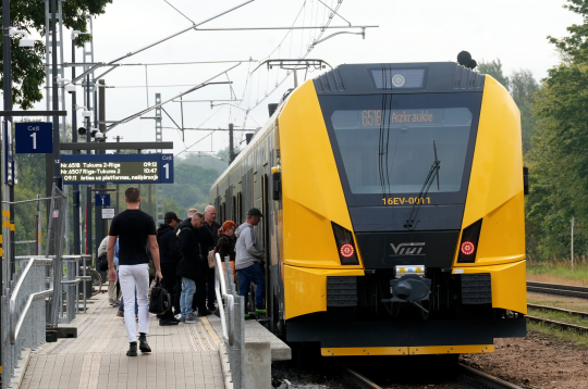 Dzelzceļa stacija "Tukums I".
"Vivi" elektrovilciens.