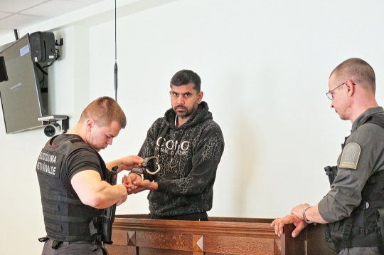 Pēc avārijas Džatinders Singhs (no labās) atrodas apcietinājumā un uz tiesu tika konvojēts.