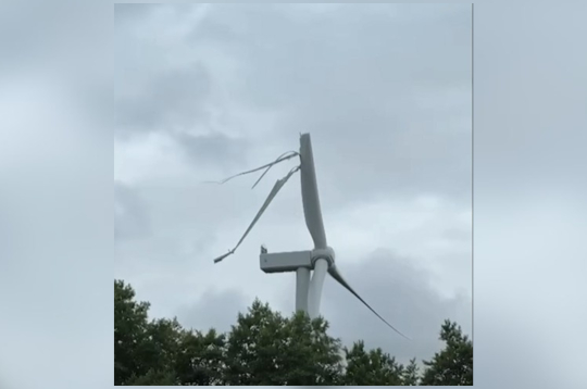 Sabojātā vēja turbīna.