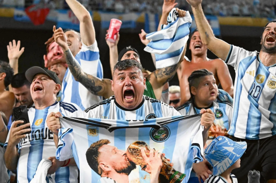 Argentīnas izlases līdzjutēji svin uzvaru vienā no Pasaules kausa spēlēm. Šoreiz spēļu vērošana klātienē līdzjutējiem izmaksāja krietni vairāk nekā iepriekšējo Pasaules kausa finālturnīru laikā.