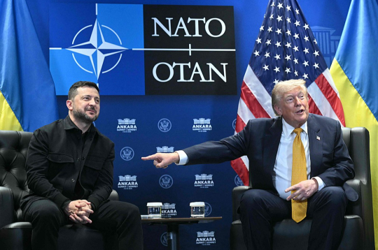 NATO samita laikā trešdien notika arī Ukrainas prezidenta Volodimira Zelenska (no kreisās) un ASV prezidenta Donalda Trampa saruna, kas noritēja draudzīgā gaisotnē. Baltā nama saimnieks izteicās, ka dos atļauju Ukrainā ražot pārtvērējraķetes pretgaisa aizsardzības sistēmām "Patriot", kas ļoti nepieciešamas Krievijas raidīto ballistisko raķešu notriekšanai.