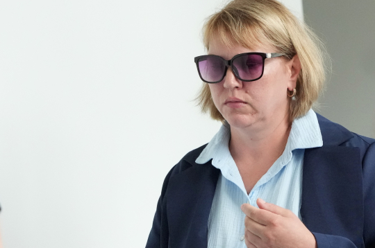 Bērnu klīniskās universitātes slimnīcas medmāsa Jeļena Ugurenko, kura apsūdzēta par bērna nonāvēšanu aiz neuzmanības pērn novembrī, sajaucot pacientam dodamos medikamentus ierodas uz tiesas sēdi Rīgas pilsētas tiesā.