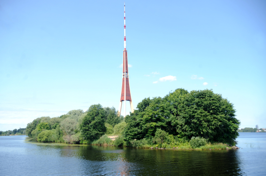 Zaķusala un Latvijas valsts televīzijas un radio tornis.
