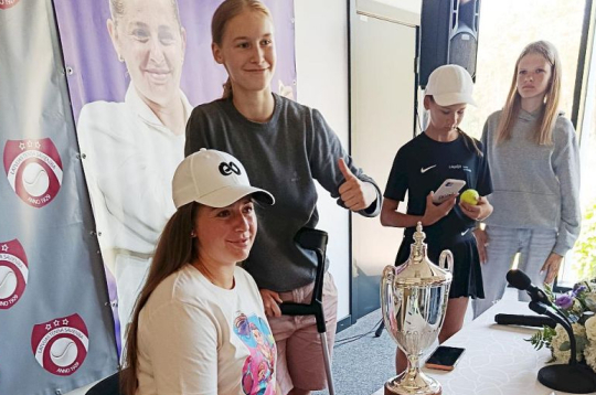 Aļona Ostapenko vakar Jūrmalā sniedza autogrāfus un bildējās ar saviem līdzjutējiem un jaunajiem tenisistiem. "Izbaudiet tenisu un nelieciet sev spiedienu," viņa piekodināja bērniem un viņu vecākiem. "Man tas ir ļoti grūti, jo esmu perfekcioniste, tas tenisā nav ļoti labi. Neviens spēlētājs nav ideāls, visi kļūdās. Galvenais ir uzvarēt tajās dienās, kad nejūties labi. Ja man mentālais treneris būtu tajā laikā, kad uzvarēju "French Open", tad būtu daudz vieglāk."