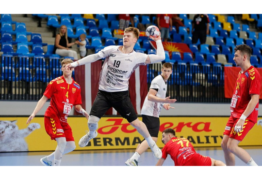 Valdis Kalniņš (centrā ar bumbu) uzbrukuma smailē mačā pret Ziemeļmaķedonijas vienaudžiem, kurā viņš guva 17 vārtus un pirmo reizi laboja Eiropas U-20 čempionātu rekordu.