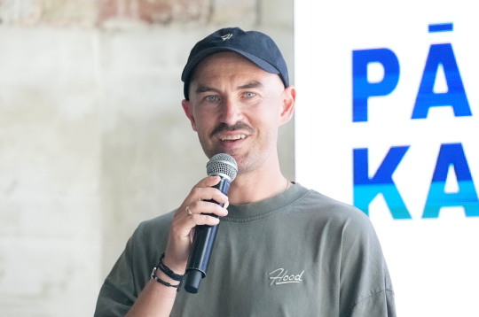 Riteņbraucējs, sporta skolotājs Arvis Sprude piedalās gaidāmā Ginesa rekorda mēģinājuma izziņošanas pasākumā "Rocket Bean" ražotnē.