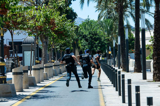 Spānijas policija 2. augustā Seutā dzenas pakaļ migrantam, lai deportētu to atpakaļ uz Maroku.