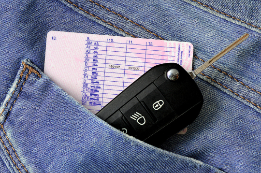Līdz ar automašīnas īpašnieka nāvi beidzas visas pilnvaras, kas izdotas saistībā ar tās lietošanu.