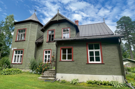 Daces Jauģietes nams no fasādes puses. Ēka ieguvusi jaunu toni, kā arī košu logu apmalojumu.Nebijis viegli atrast meistaru, kas prastu atjaunot tornīša jumta konstrukciju. Daces Jauģietes nams no fasādes puses. Ēka ieguvusi jaunu toni, kā arī košu logu apmalojumu.Nebijis viegli atrast meistaru, kas prastu atjaunot tornīša jumta konstrukciju.