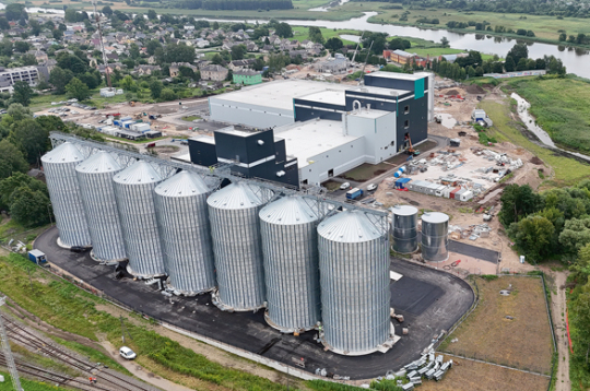 Jelgavā, SIA "Asns Ingredient" būvlaukumā, patlaban darbošanos tikpat kā neredz, jo nu jau darbi notiek jaunās rūpnīcas telpās. Jelgavā, SIA "Asns Ingredient" būvlaukumā, patlaban darbošanos tikpat kā neredz, jo nu jau darbi notiek jaunās rūpnīcas telpās.