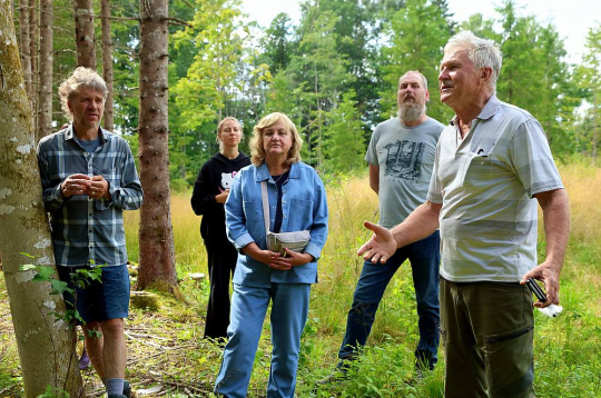 Aleksandrs Latkovskis: "Pirms trīsdesmit gadiem šeit bija aizaugušas ganības. Tagad aug skaists mežs. Baltalksni esmu nomainījis ar egli un melnalksni."