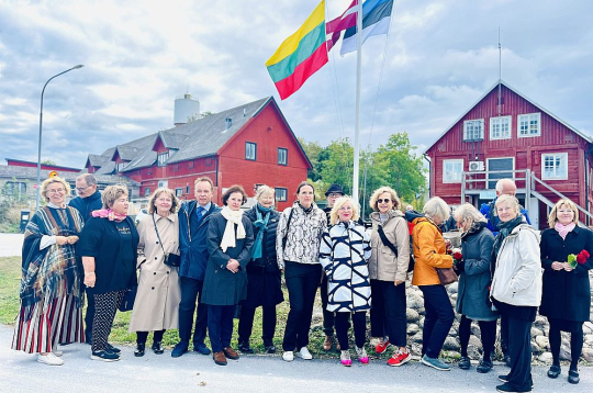 Latvijas valsts atbalstītais pasākums Gotlandē 2024. gadā – 80. gadadiena, kopš bēgļi nonākuši Zviedrijā.