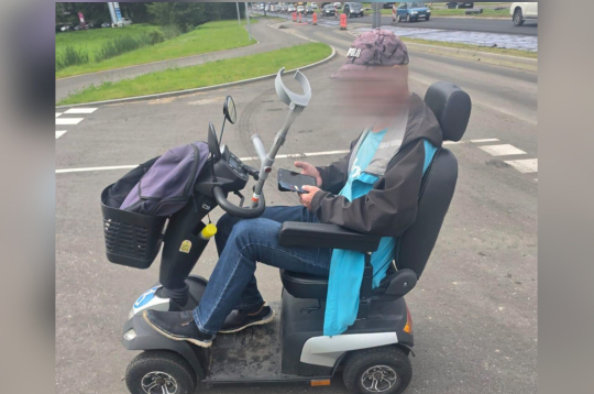 Reibumā pieķertais elektriskā ratiņkrēsla vadītājs. Reibumā pieķertais elektriskā ratiņkrēsla vadītājs.