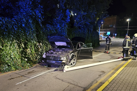 Iereibis ārvalstnieks ar auto lielā ātrumā taranējis DUS. Iereibis ārvalstnieks ar auto lielā ātrumā taranējis DUS.