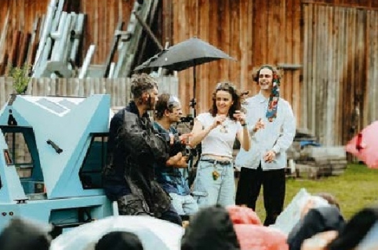 Izklaidējošā fantastikas drāma “Pīķa dāma, parādies!” priecēja ar asprātīgiem dialogiem un vecas motorizētas konstrukcijas paraugdemonstrācijām.