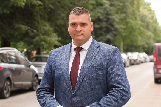 Edvards Ratnieks: Mums ir jāaizsargā sevi, jo Eiropa tieši šādā veidā ir nonākusi tur, kur tā ir, pārņem bezspēcības sajūta, skatoties uz visu, kas tur notiek. Edvards Ratnieks: Mums ir jāaizsargā sevi, jo Eiropa tieši šādā veidā ir nonākusi tur, kur tā ir, pārņem bezspēcības sajūta, skatoties uz visu, kas tur notiek.