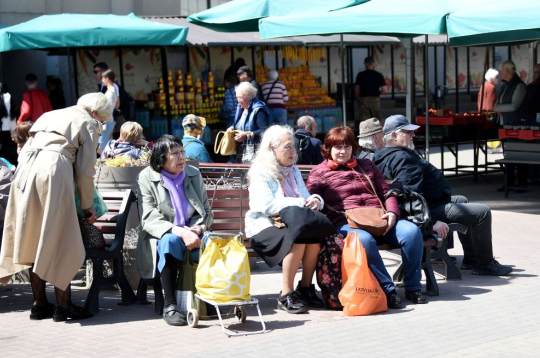 Latvijā pavisam ir 439 597 vecuma pensijas saņēmēji. No tiem 378 068 cilvēkiem (86%) pensijas lielums ir līdz 1000 eiro, 44 835 pensionāri (10%) mēnesī saņem 1000–1500 eiro, bet 16 694 seniori (4%) saņem pensiju, kas lielāka par 1500 eiro. Latvijā pavisam ir 439 597 vecuma pensijas saņēmēji. No tiem 378 068 cilvēkiem (86%) pensijas lielums ir līdz 1000 eiro, 44 835 pensionāri (10%) mēnesī saņem 1000–1500 eiro, bet 16 694 seniori (4%) saņem pensiju, kas lielāka par 1500 eiro.