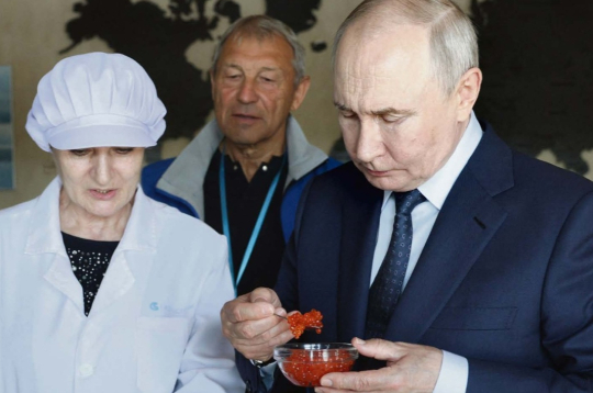 Krievijas vadonis Vladimirs Putins Iturupas salā apmeklē zivju pārstrādes uzņēmumu.