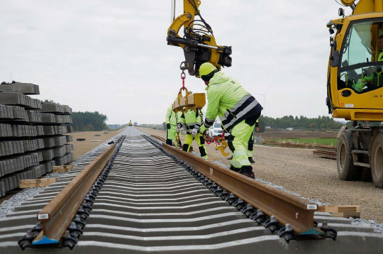 Lietuvai ar “Rail Baltica” sliežu ceļa izbūvi sokas krietni labāk nekā Latvijai. Attēlā: sliežu ceļa izbūves sākums Jonavas rajonā pagājušā gada rudenī. 