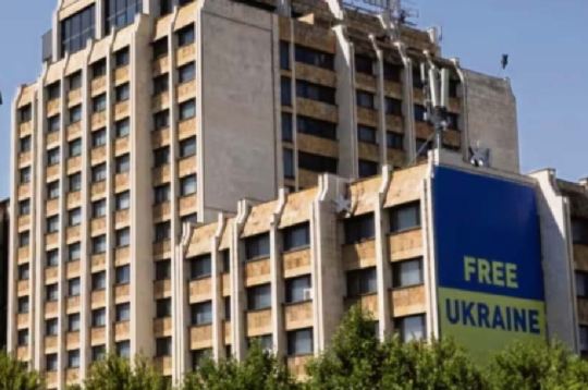 No ēkas Prištinā pēc Ukrainas prezidenta paziņojuma par Kosovas neatzīšanu noņemts liels Ukrainas karogs ar vēstījumu "Brīvību Ukrainai". 