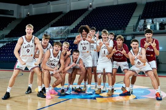 Latvijas U-16 vīriešu basketbola izlase pēc uzvaras pār Grieķijas sportistiem. Latvijas U-16 vīriešu basketbola izlase pēc uzvaras pār Grieķijas sportistiem.