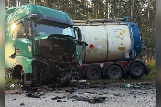 Pie Jūrkalnes avārijā cietusī kravas automašīna.